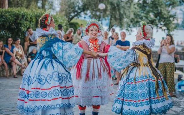 Esibizione del gruppo folcloristico Zora